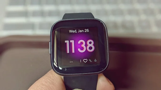 Fitbit Versa がオンにならない場合の 9 つの修正方法
